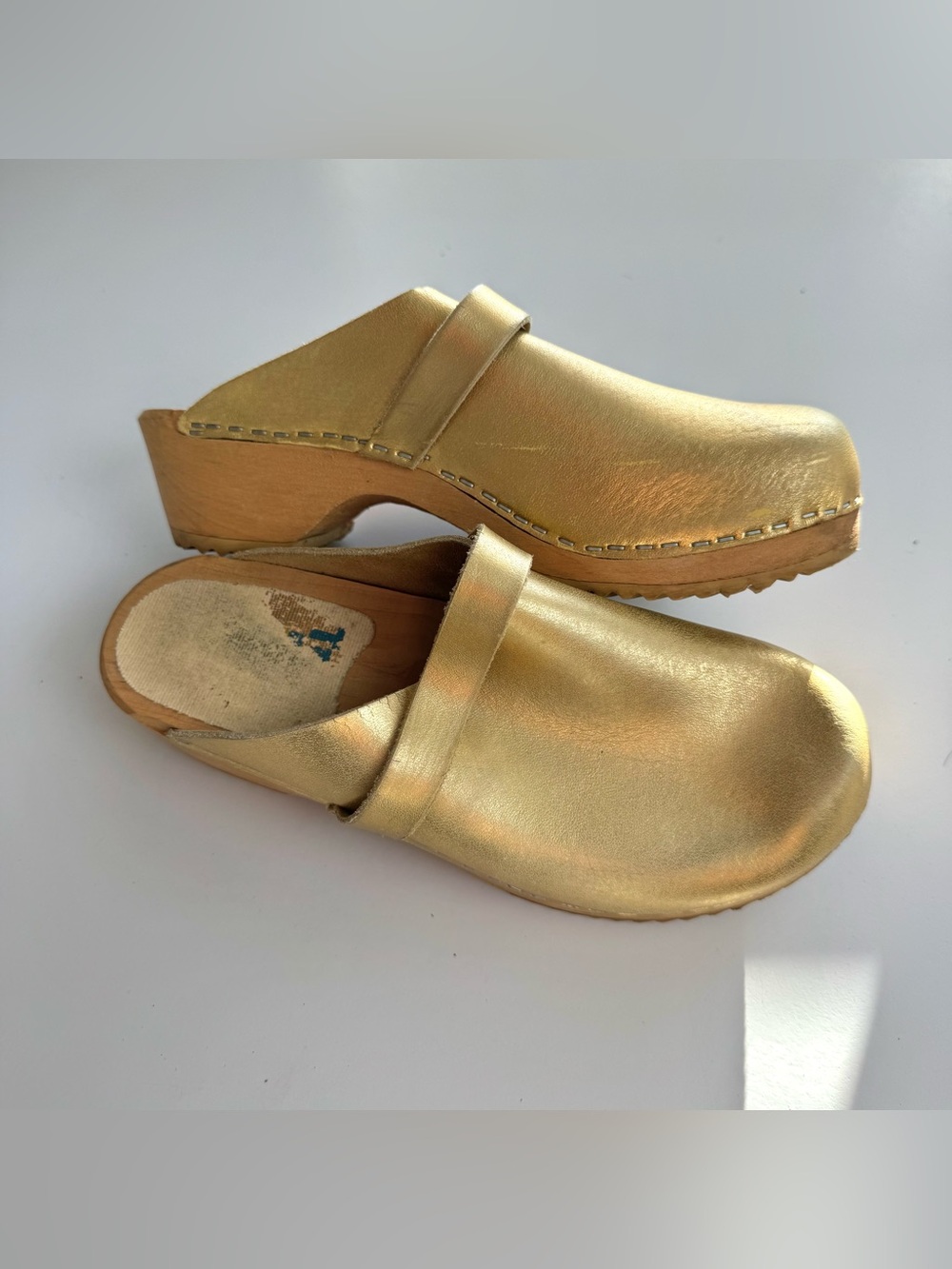 Traditional Heel Gold Leather Sz 38 7-7.5 Swedish Clogs Wooden Heel Mules Casual - Picture 8 of 8